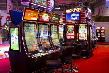 Studio produksi acara permainan langsung autotogel dengan host profesional dan kamera broadcast